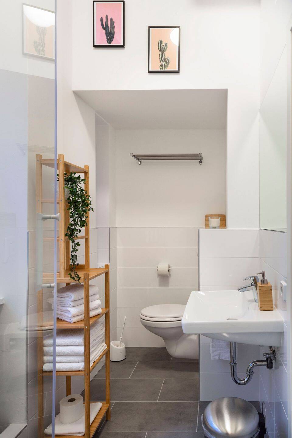 Compact 3-Room Furnished Apartment with High Ceilings in Prenzlauer Berg