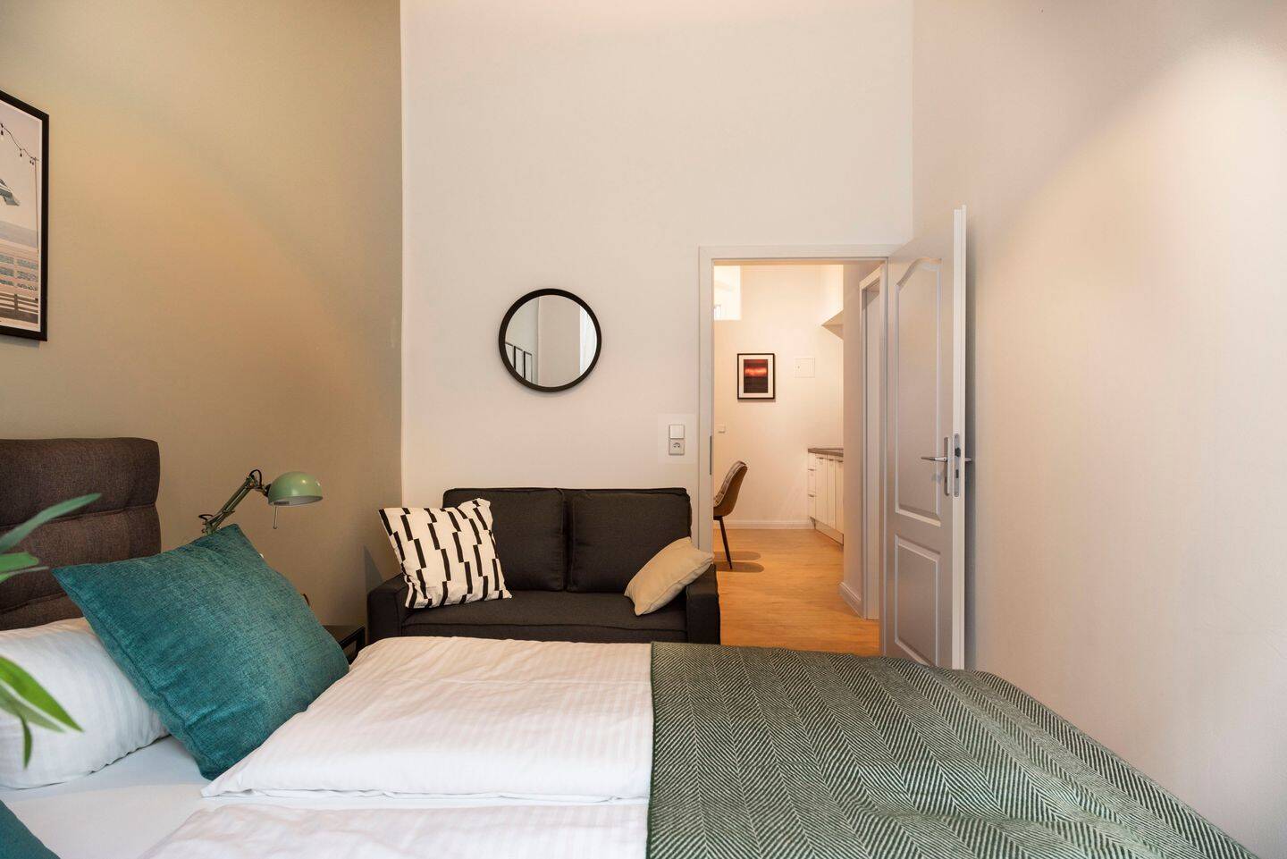 Compact 3-Room Furnished Apartment with High Ceilings in Prenzlauer Berg