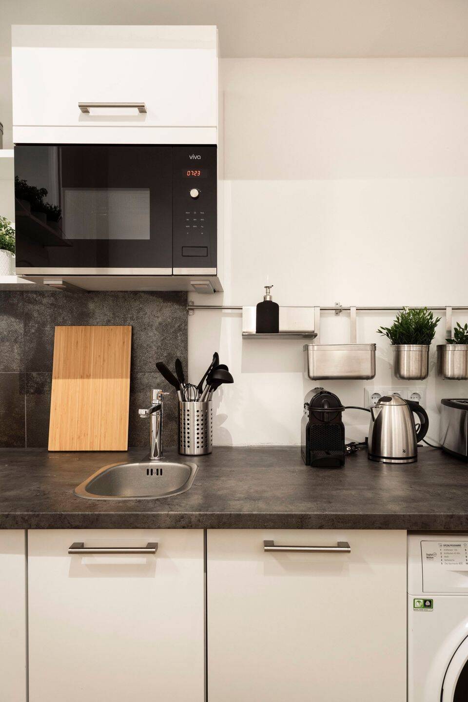 Compact 3-Room Furnished Apartment with High Ceilings in Prenzlauer Berg