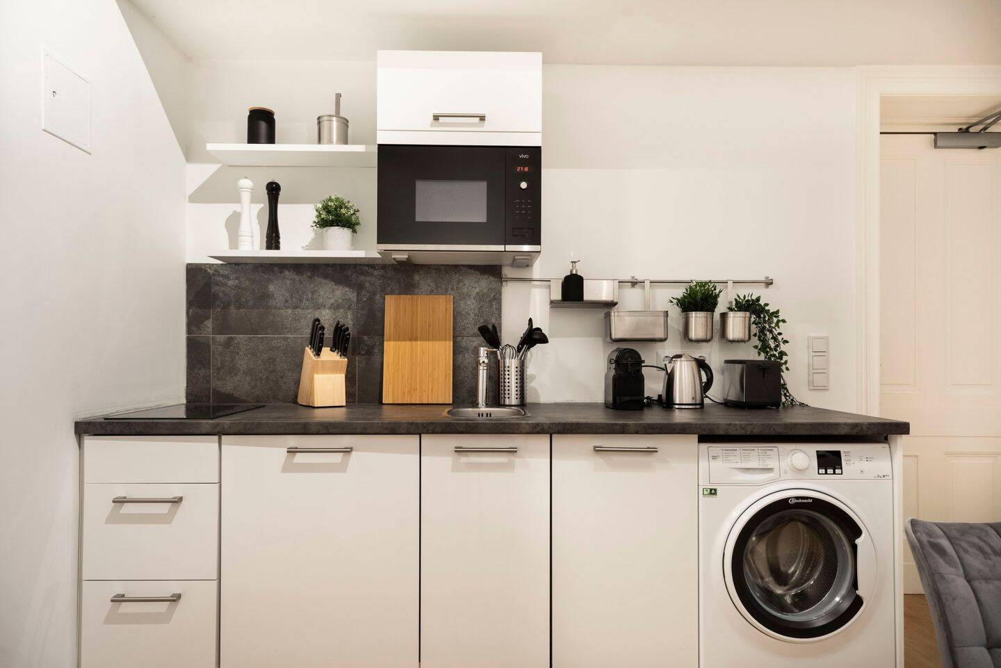 Compact 3-Room Furnished Apartment with High Ceilings in Prenzlauer Berg
