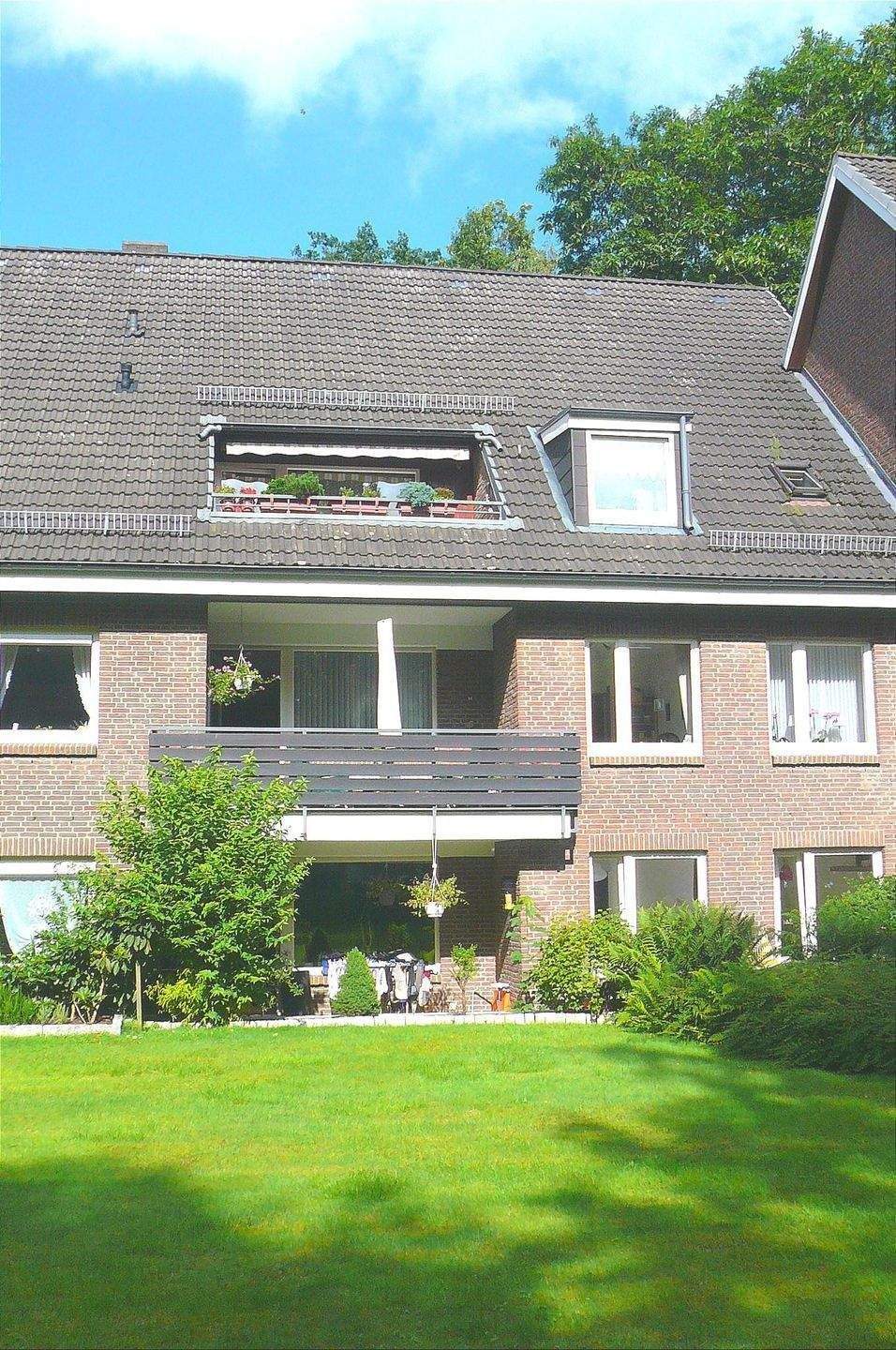 Modern 3-Room Penthouse Apartment with Balcony & Terrace – Green Setting in Rissen