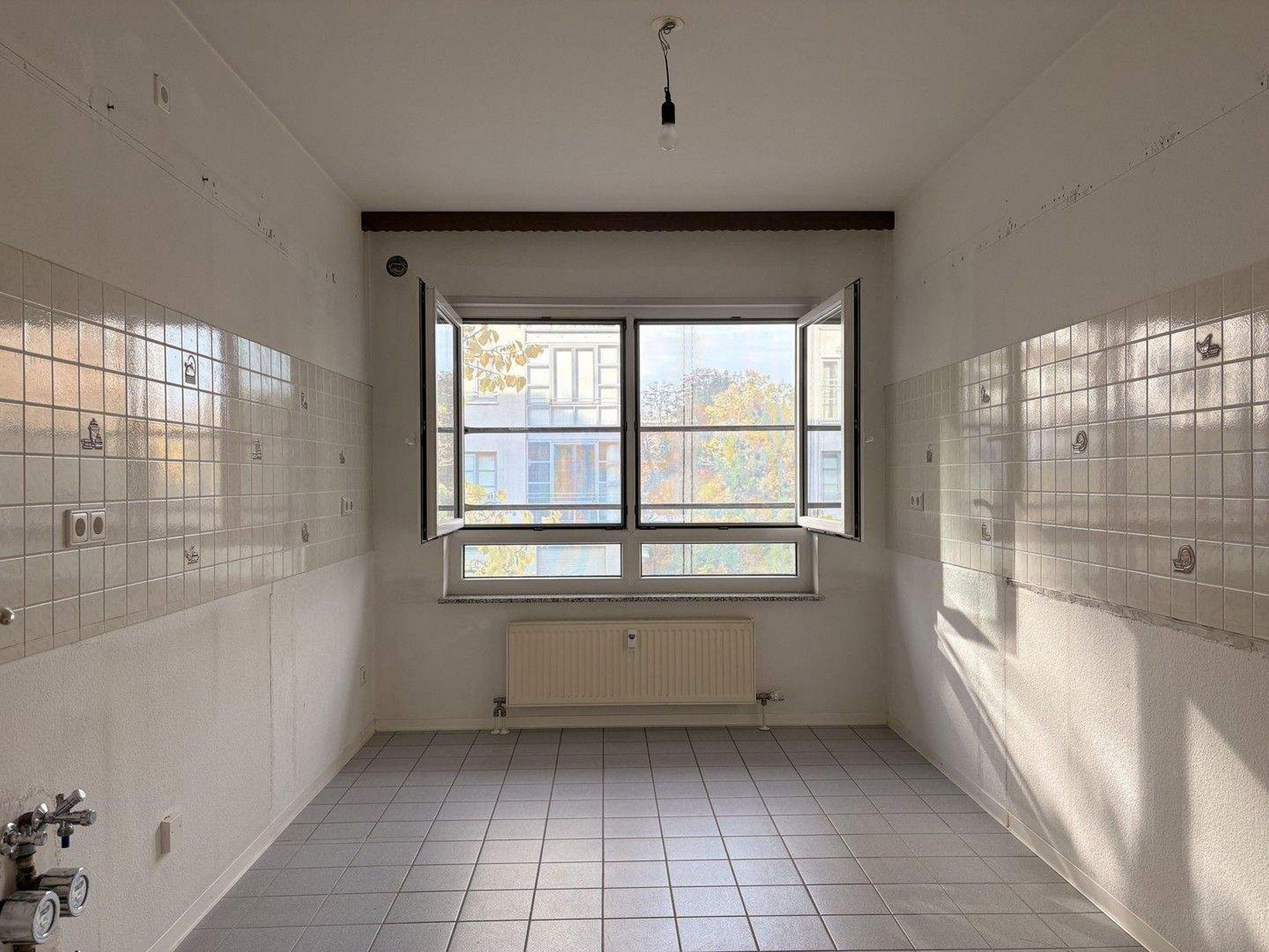 Bright 3-Room Apartment with Balcony & Parking – Prime Location in Sachsenhausen, Frankfurt