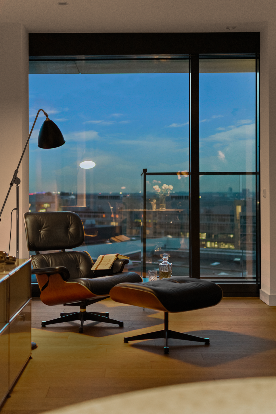 Luxury 3-Room Apartment with Skyline Views & Winter Gardens – Henninger Turm, Frankfurt