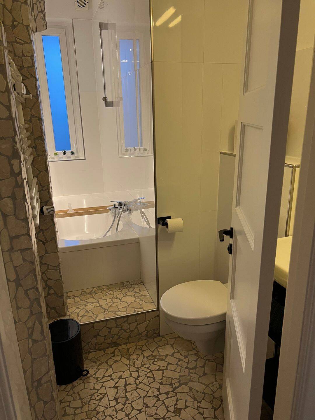 Furnished 2-Room Apartment with Balcony in Winterhude