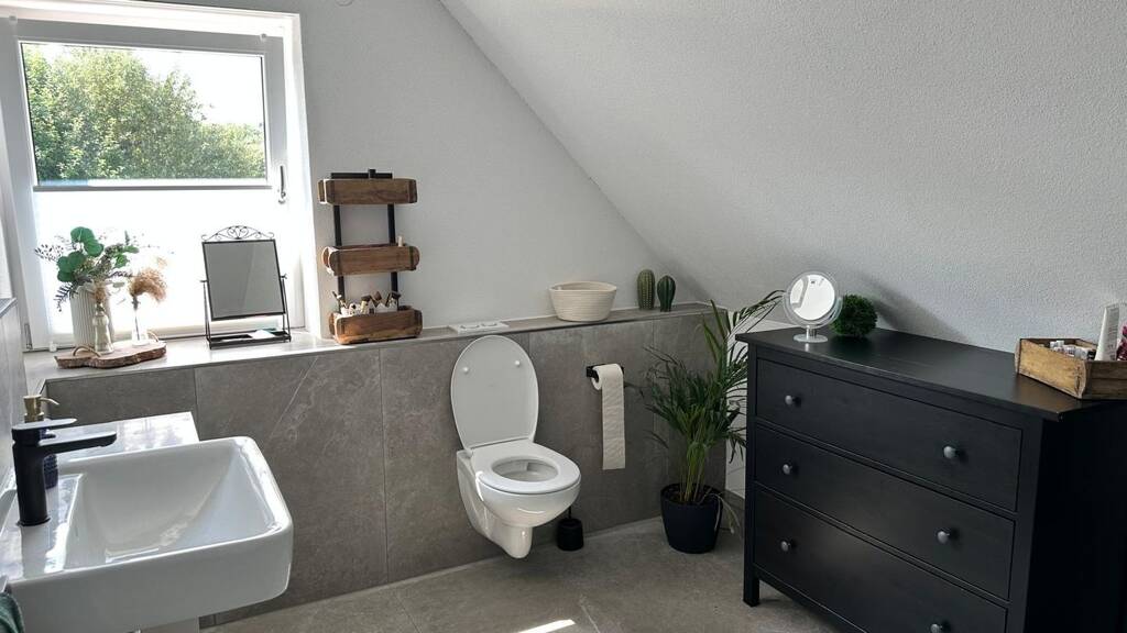 Modern 2.5-Room Loft with Balcony, E-Mobility Parking & Scenic Views