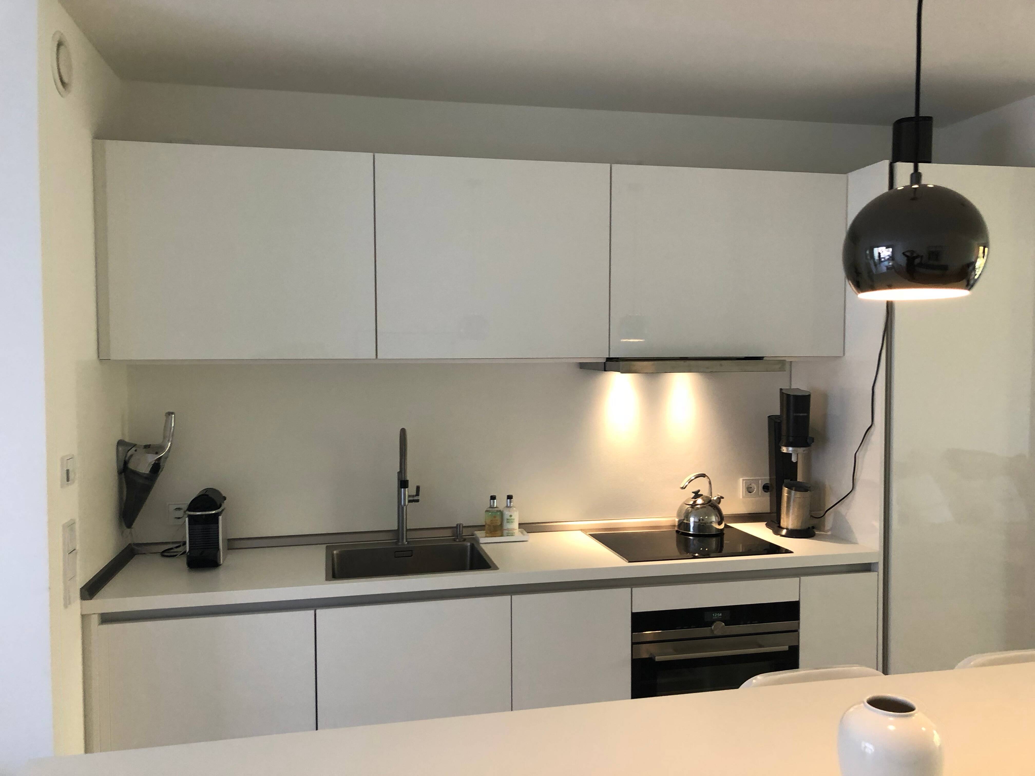 Modern 2.5-Room Furnished Apartment with Balcony & Underground Parking in Hamburg