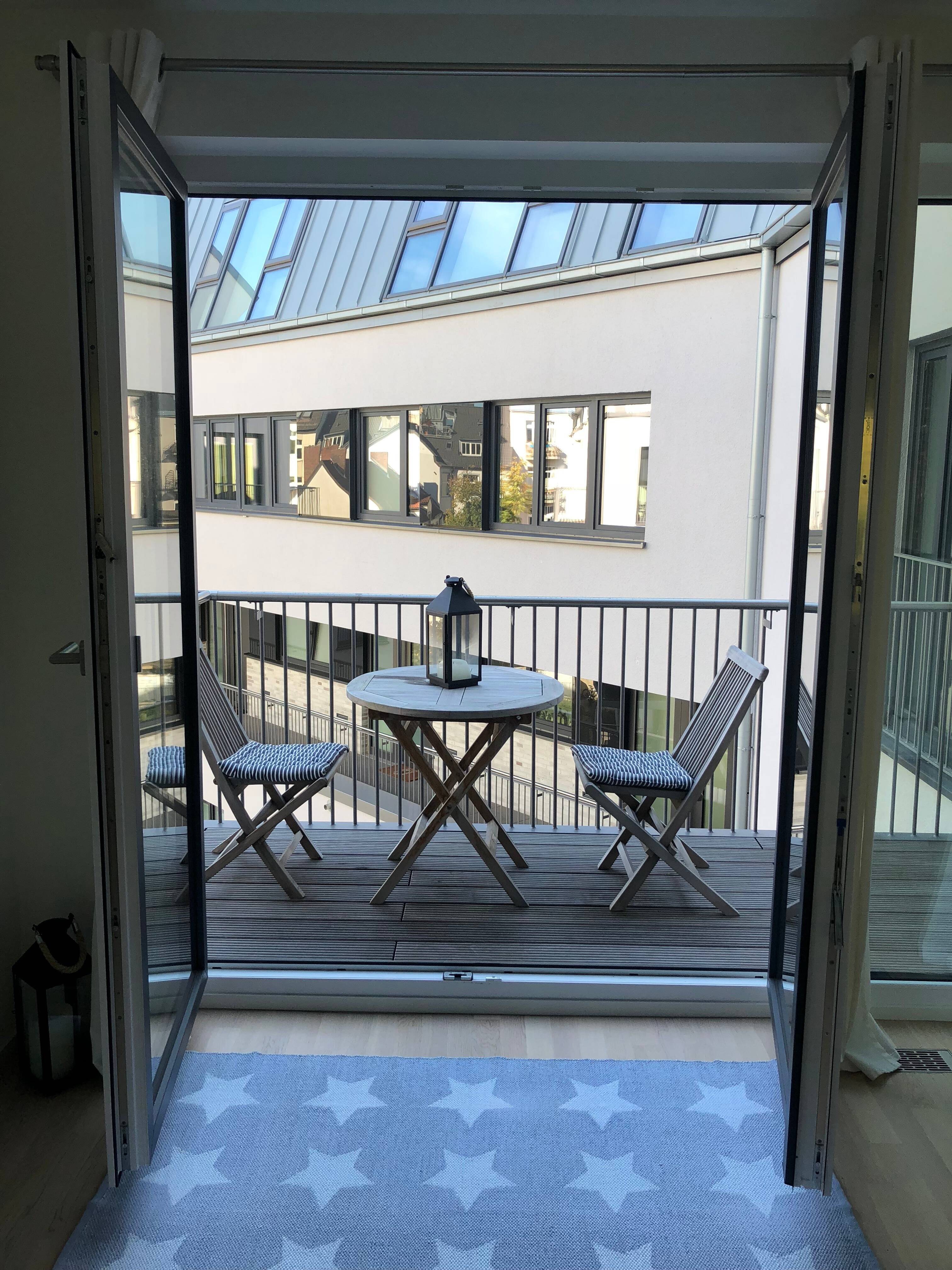 Modern 2.5-Room Furnished Apartment with Balcony & Underground Parking in Hamburg