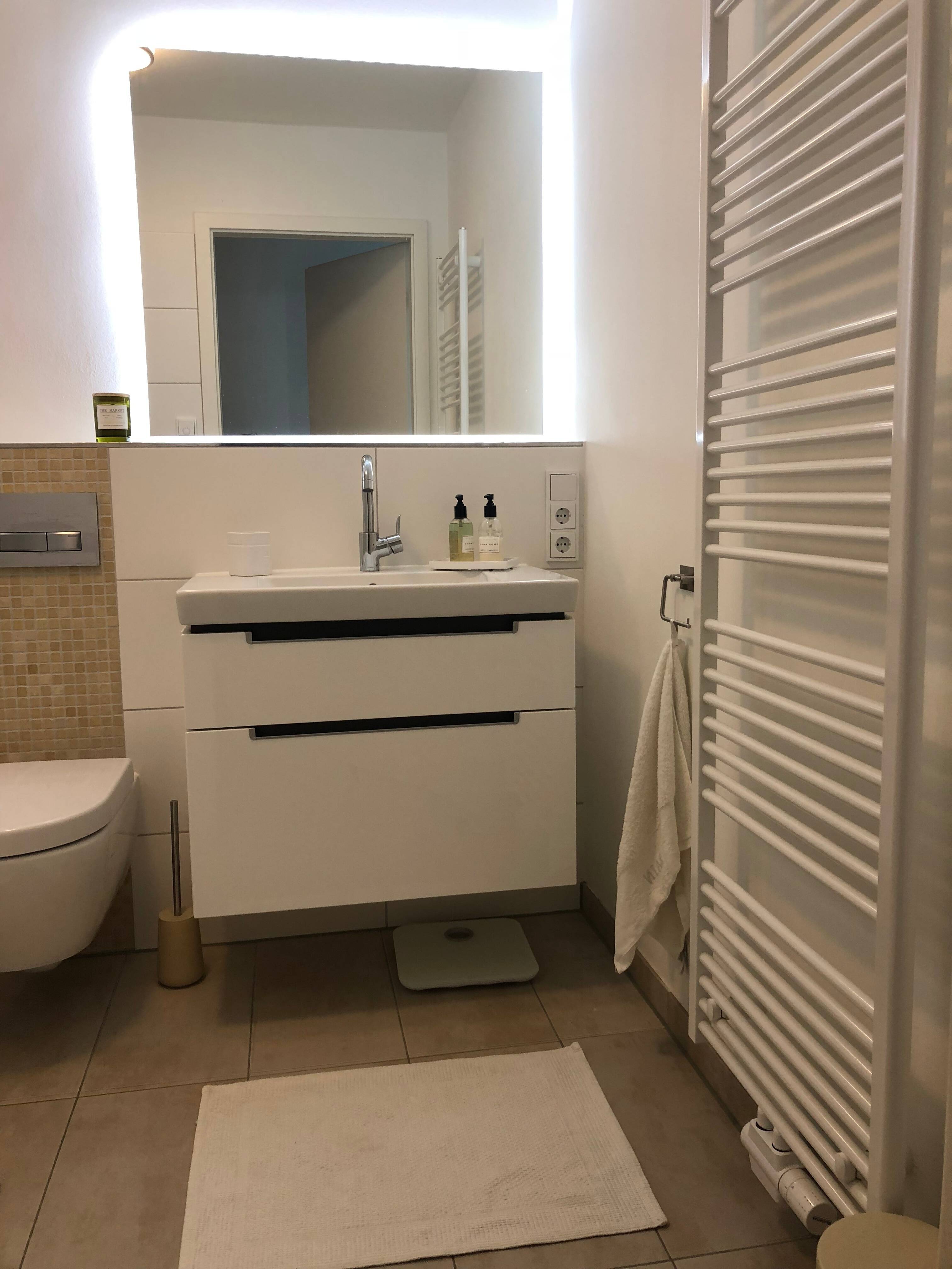 Modern 2.5-Room Furnished Apartment with Balcony & Underground Parking in Hamburg