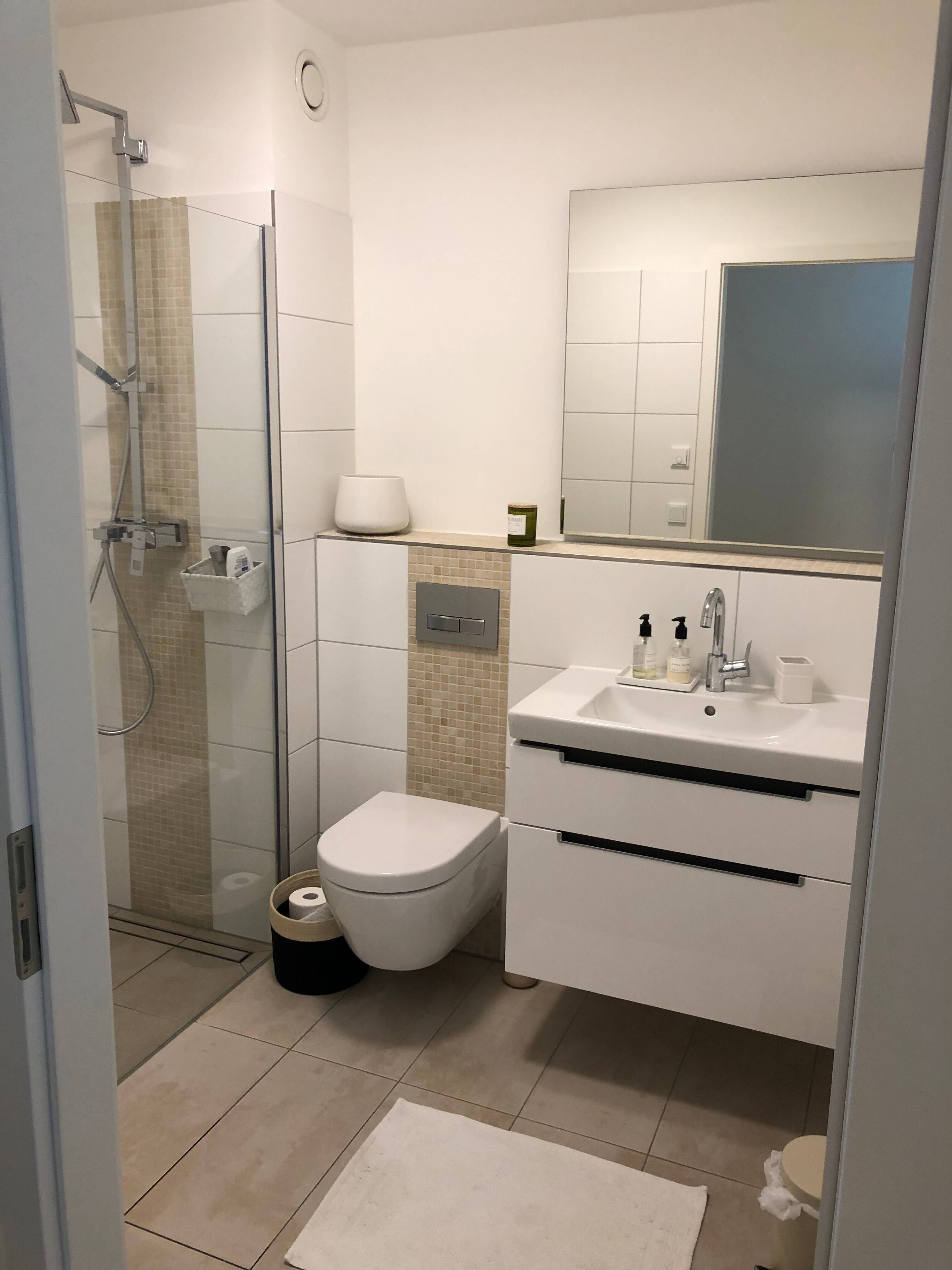 Modern 2.5-Room Furnished Apartment with Balcony & Underground Parking in Hamburg