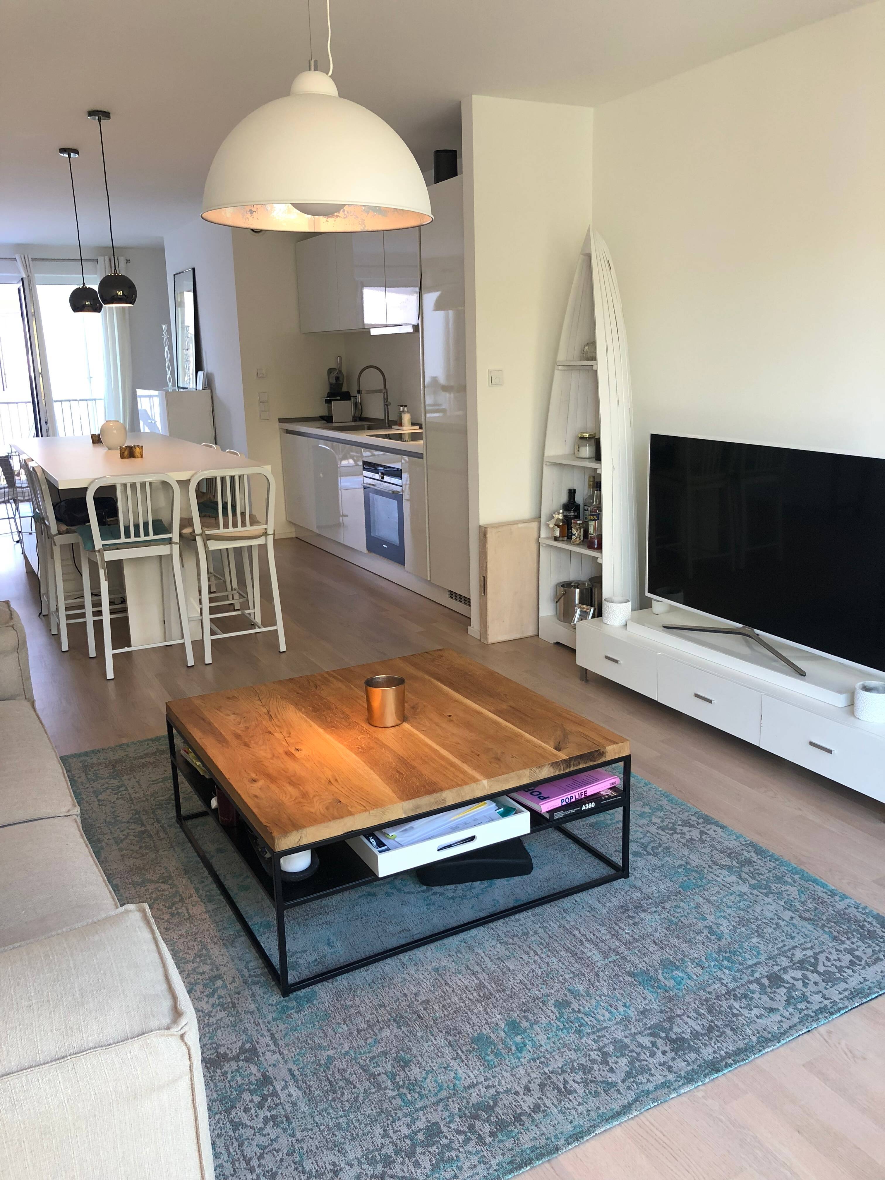 Modern 2.5-Room Furnished Apartment with Balcony & Underground Parking in Hamburg