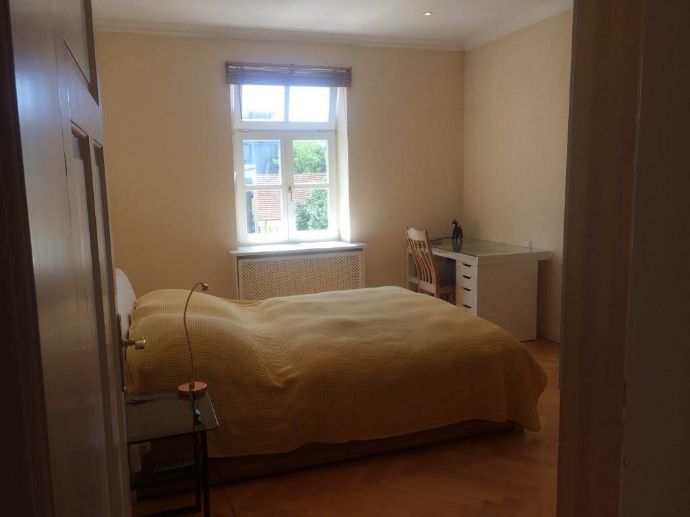 Bright & Spacious Altbau Apartment Near Pasing Park – 2 Rooms, 82 m²
