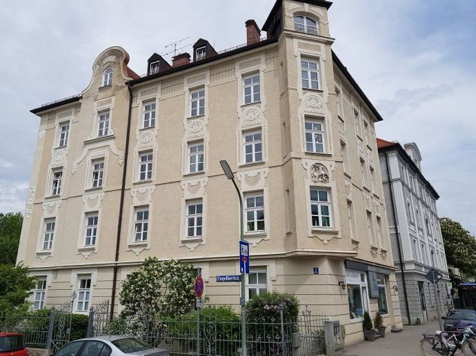 Bright & Spacious Altbau Apartment Near Pasing Park – 2 Rooms, 82 m²