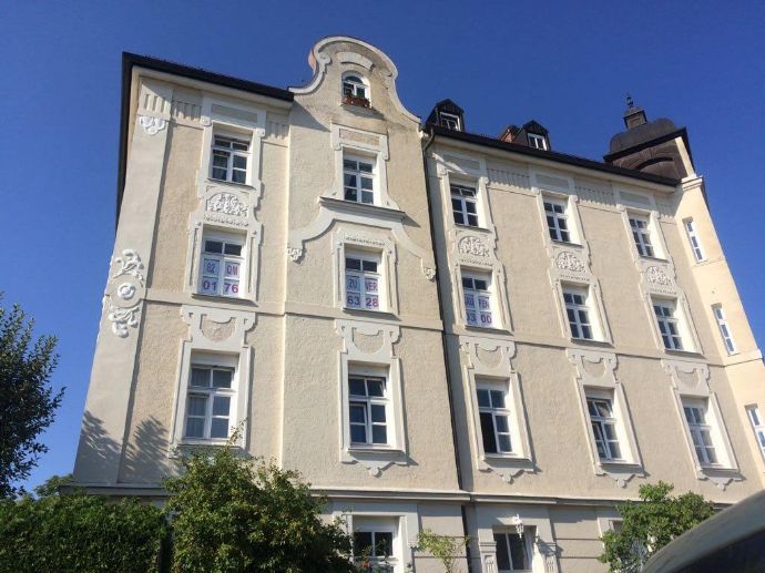 Bright & Spacious Altbau Apartment Near Pasing Park – 2 Rooms, 82 m²