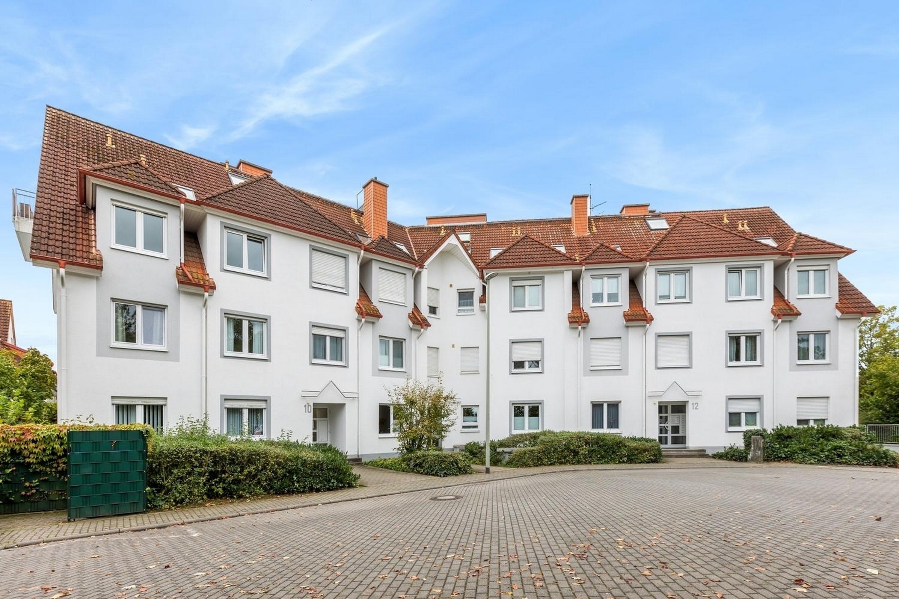 2.5-room attic apartment in Flörsheim with fireplace, balcony, and office room
