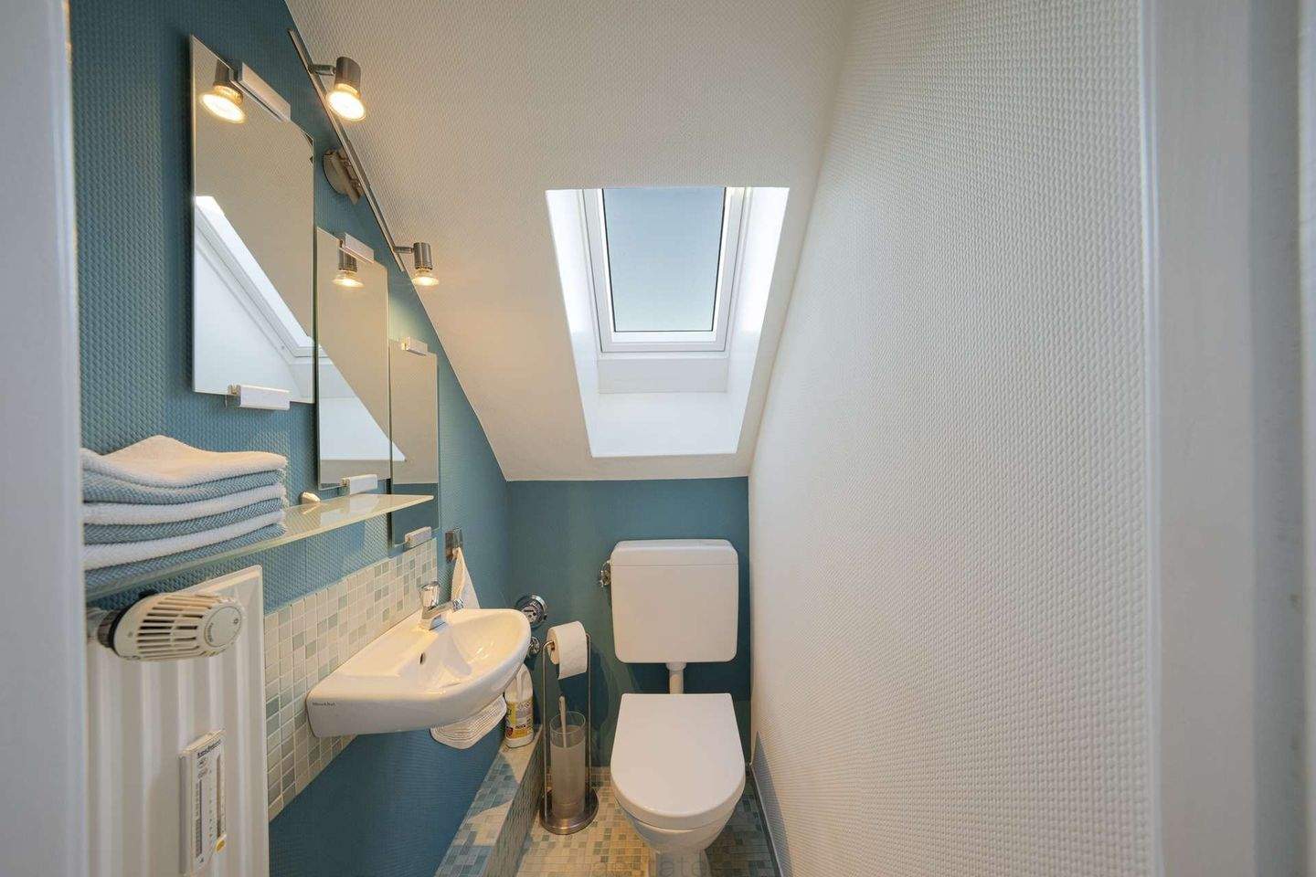 Charming 2-Room Top-Floor Apartment in Hamburg-Altona-Nord