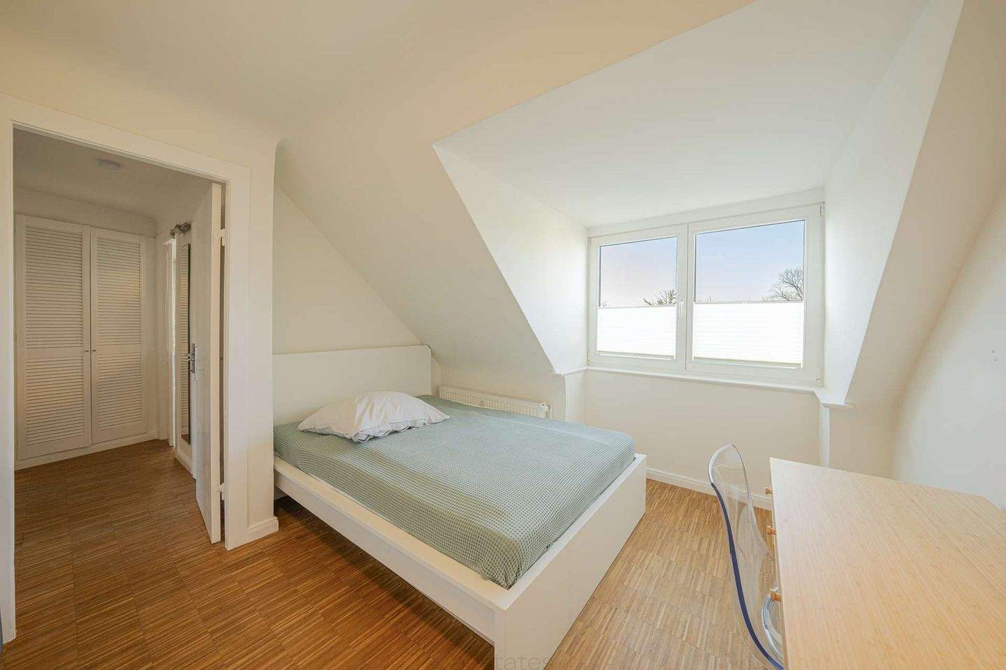 Charming 2-Room Top-Floor Apartment in Hamburg-Altona-Nord