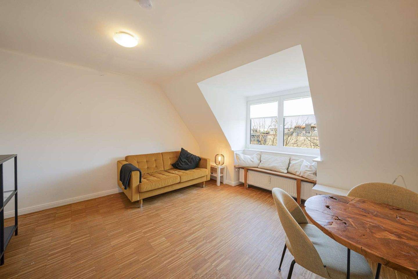 Charming 2-Room Top-Floor Apartment in Hamburg-Altona-Nord