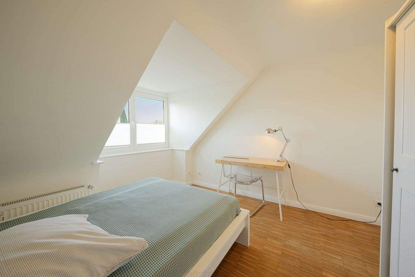 Charming 2-Room Top-Floor Apartment in Hamburg-Altona-Nord