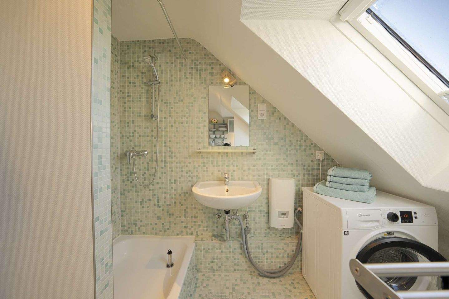 Charming 2-Room Top-Floor Apartment in Hamburg-Altona-Nord