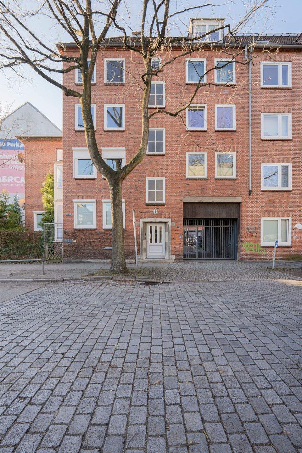 Charming 2-Room Top-Floor Apartment in Hamburg-Altona-Nord