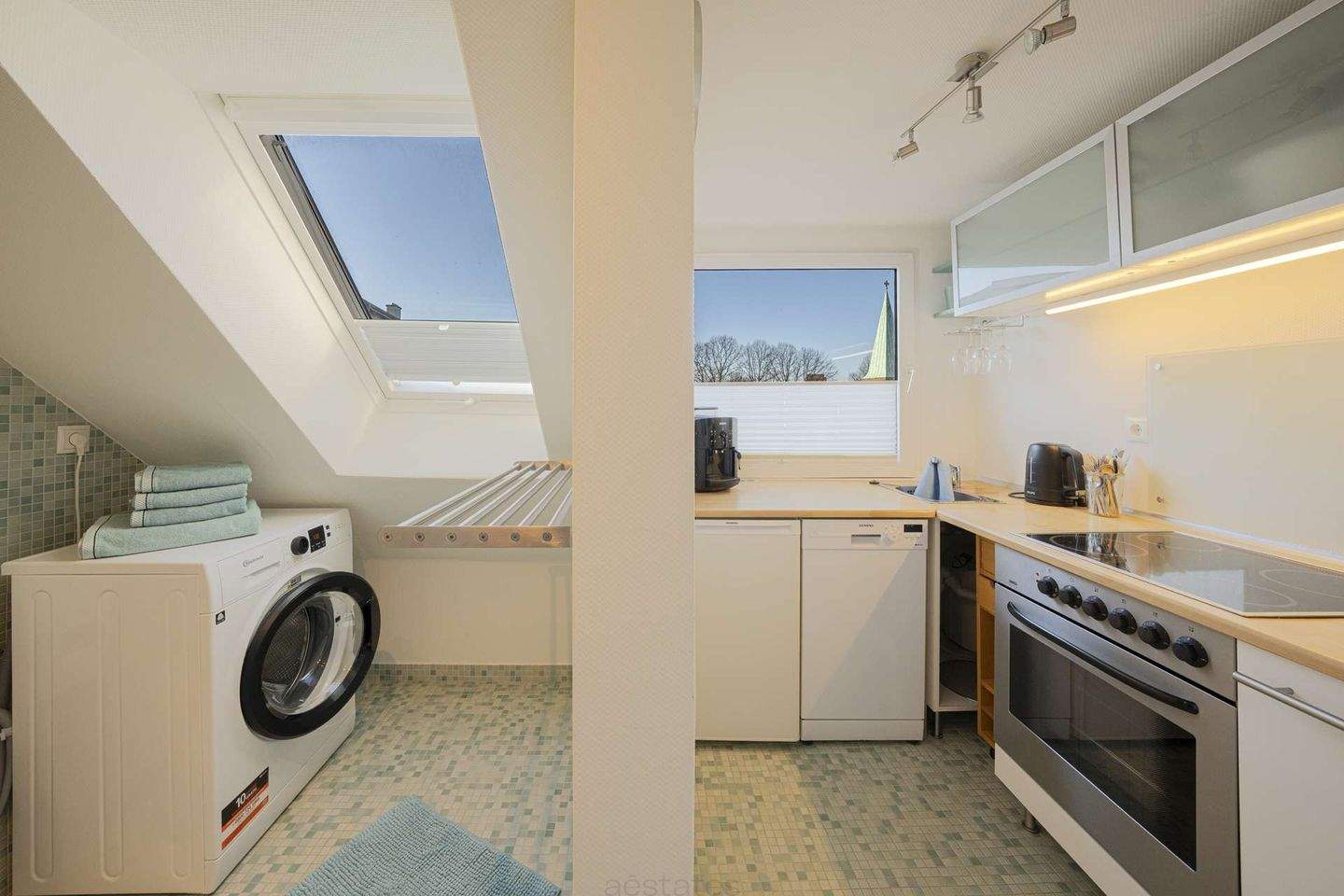 Charming 2-Room Top-Floor Apartment in Hamburg-Altona-Nord