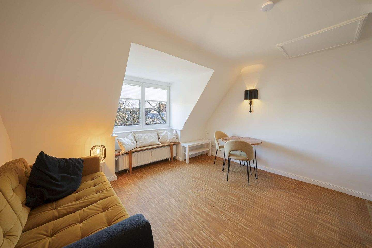 Charming 2-Room Top-Floor Apartment in Hamburg-Altona-Nord