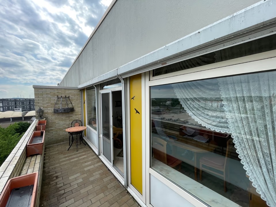 Furnished Rooftop Apartment with Open Views in Marl