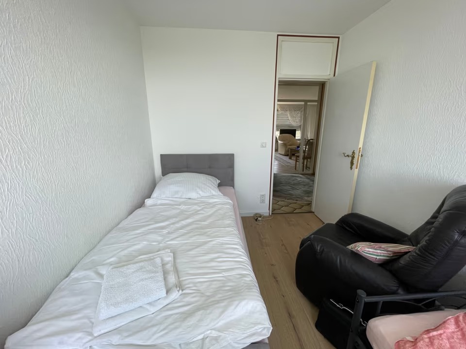 Furnished Rooftop Apartment with Open Views in Marl