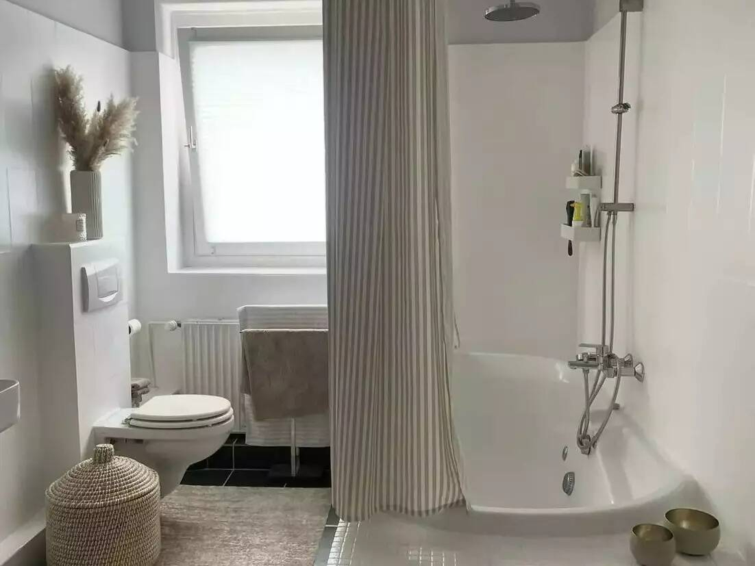 Modern 2-Level Maisonette with Balcony in Hamburg-Winterhude