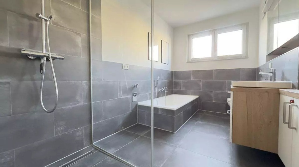 Elegant 4-Room Apartment with Balcony & Garage in Prime Offenbach Location