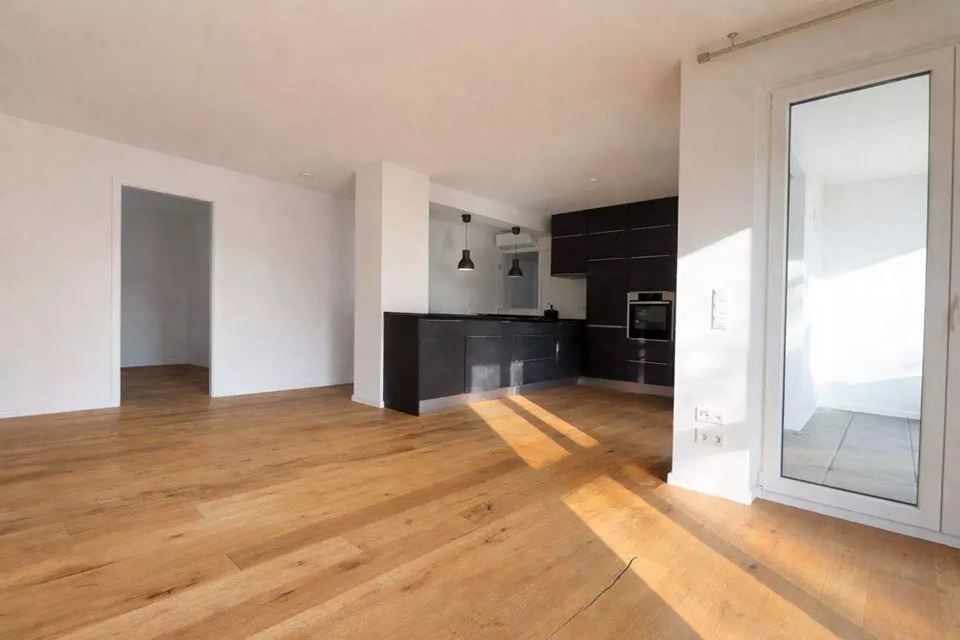 Elegant 4-Room Apartment with Balcony & Garage in Prime Offenbach Location
