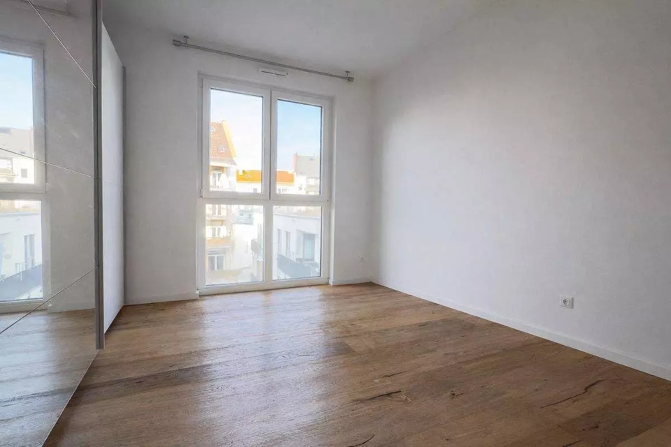 Elegant 4-Room Apartment with Balcony & Garage in Prime Offenbach Location