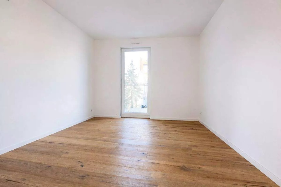 Elegant 4-Room Apartment with Balcony & Garage in Prime Offenbach Location
