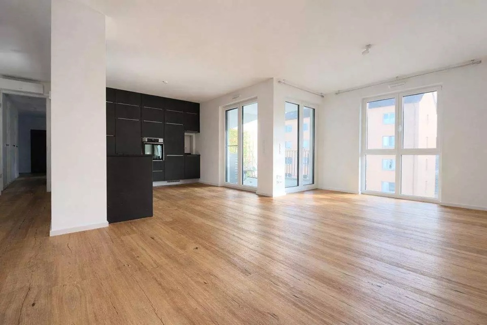 Elegant 4-Room Apartment with Balcony & Garage in Prime Offenbach Location