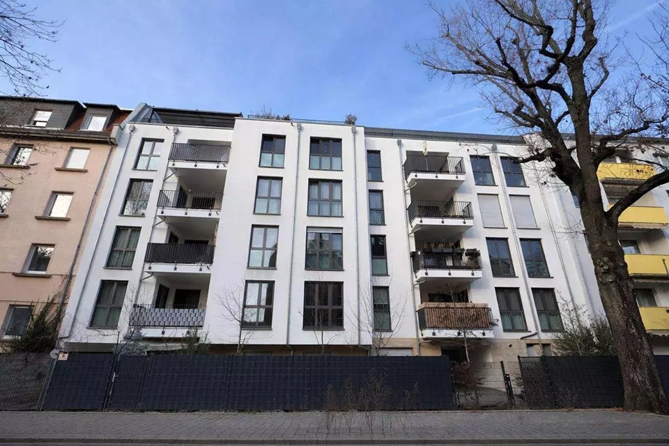 Elegant 4-Room Apartment with Balcony & Garage in Prime Offenbach Location