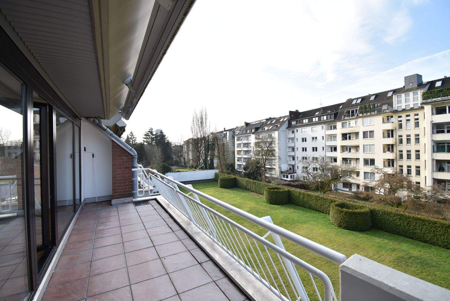 Fully Renovated 4-Room Apartment with Balcony & 3 Parking Spaces in Düsseldorf-Golzheim