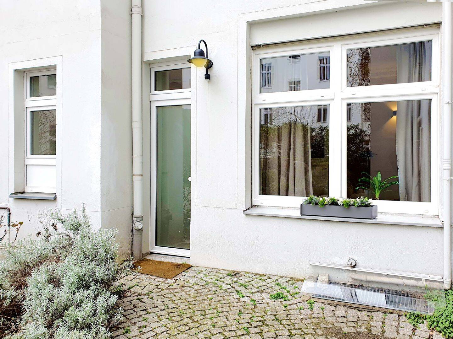 Elegant 4-Room Apartment with Private Courtyard Access in Berlin-Charlottenburg