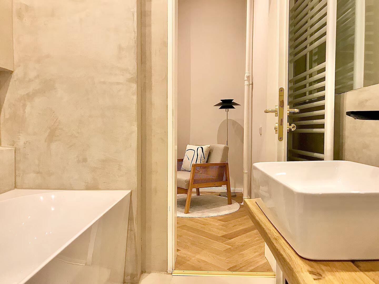 Elegant 4-Room Apartment with Private Courtyard Access in Berlin-Charlottenburg