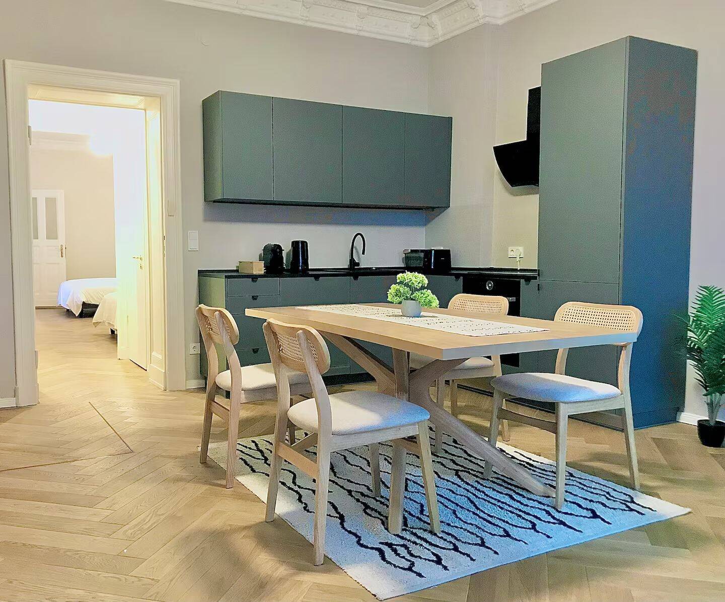 Elegant 4-Room Apartment with Private Courtyard Access in Berlin-Charlottenburg