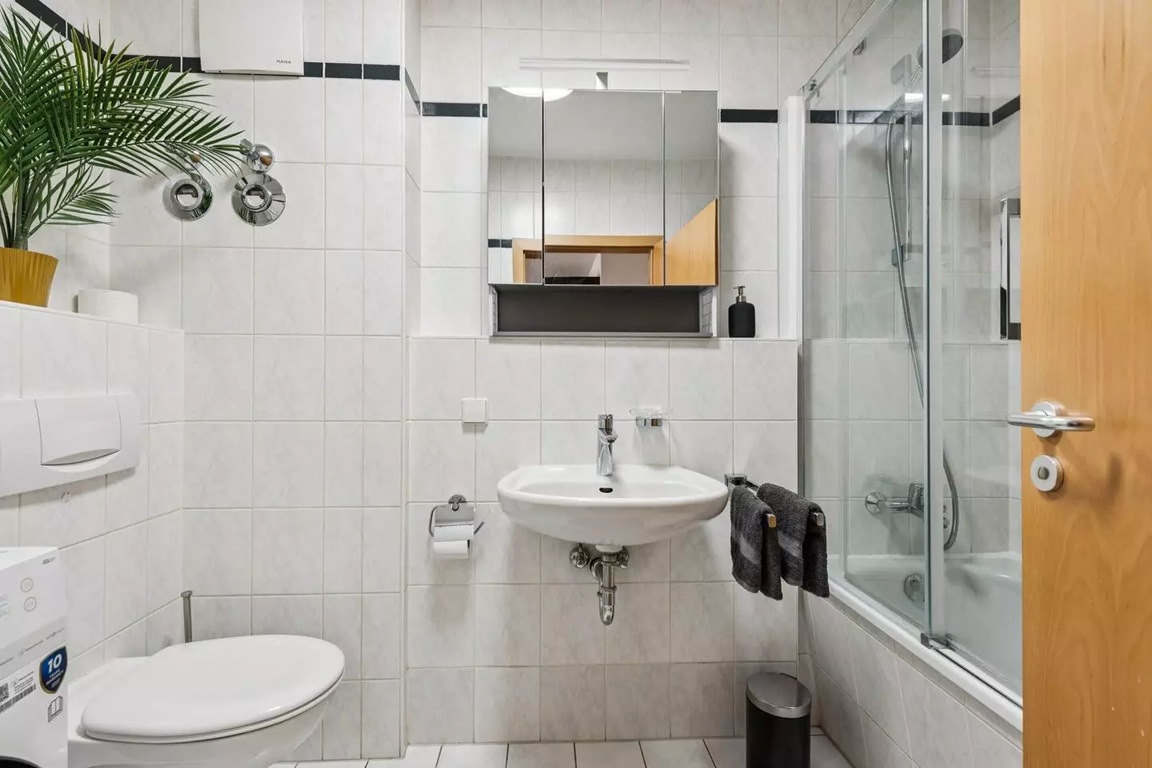 Fully Furnished 2-Room Apartment with Balcony & Underground Parking in Berlin-Friedrichshain