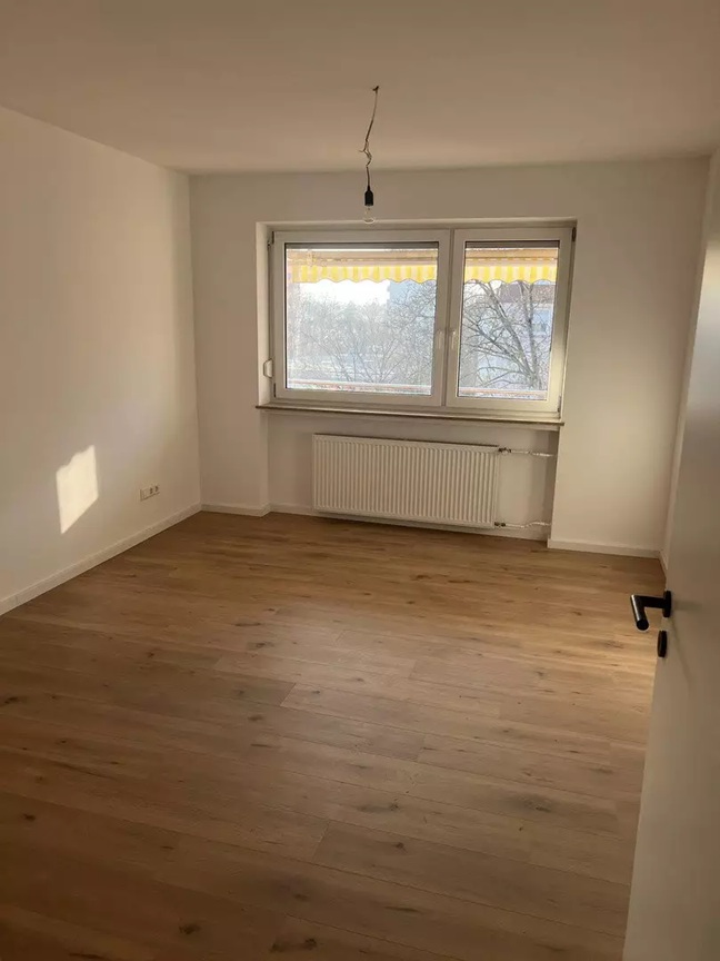 Freshly Renovated 2-Room Apartment with Balcony in Nürnberg