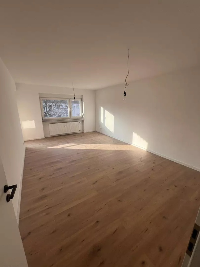 Freshly Renovated 2-Room Apartment with Balcony in Nürnberg