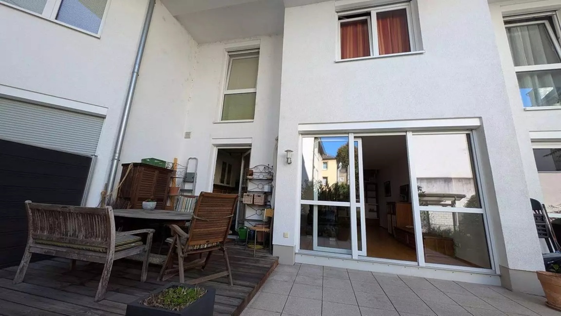 Maisonette-Style 3-Room “House-in-House” with Garden in Frankfurt Sachsenhausen