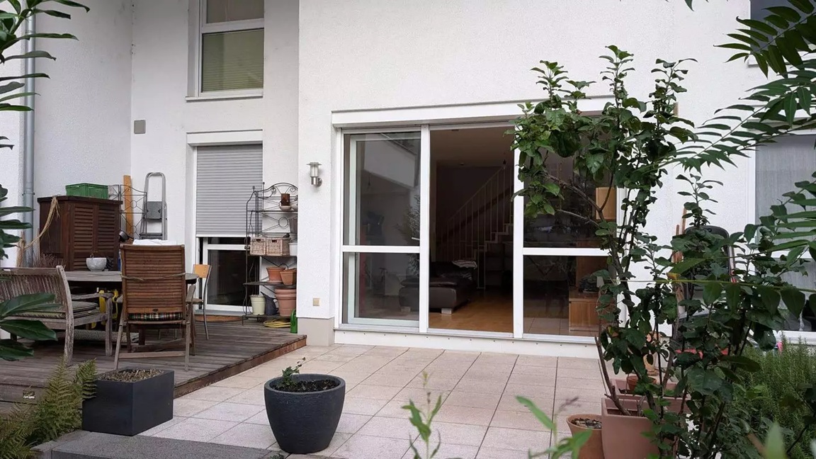 Maisonette-Style 3-Room “House-in-House” with Garden in Frankfurt Sachsenhausen