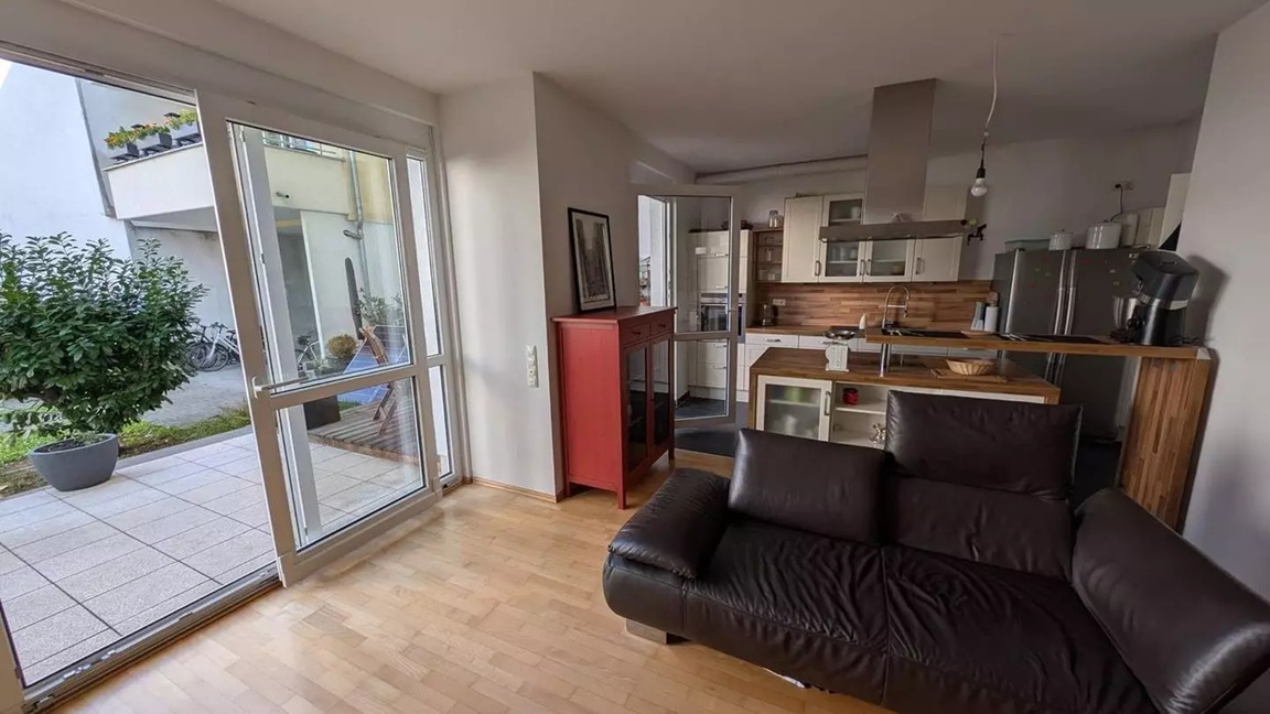 Maisonette-Style 3-Room “House-in-House” with Garden in Frankfurt Sachsenhausen