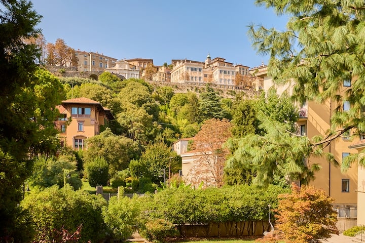 Spacious 3-Bedroom Apartment with Balcony and City View in Bergamo (Historic Center)