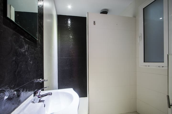 Spacious 4-Bedroom Serviced Apartment in Central Valencia