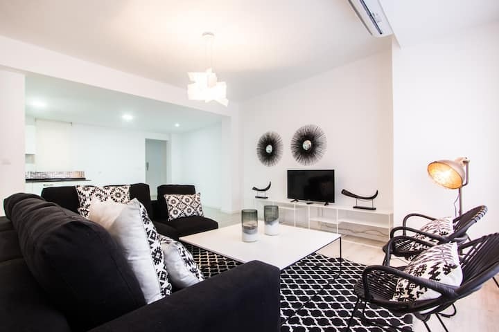Spacious 4-Bedroom Serviced Apartment in Central Valencia