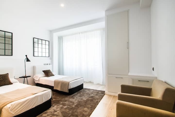 Spacious 4-Bedroom Serviced Apartment in Central Valencia