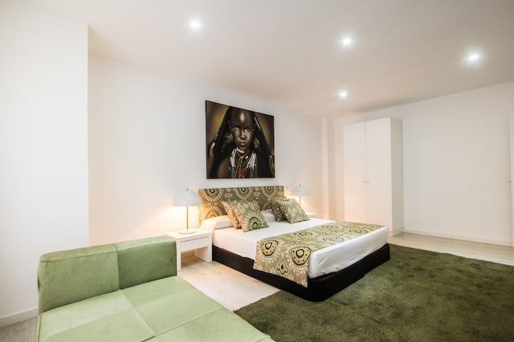 Spacious 4-Bedroom Serviced Apartment in Central Valencia